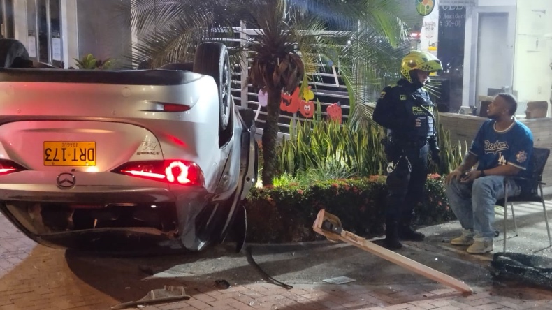 Vehículo terminó volcado frente al conjunto Arroyuelos, en la glorieta de Cañaveral Vehículo terminó volcado frente al conjunto Arroyuelos, en la glorieta de Cañaveral