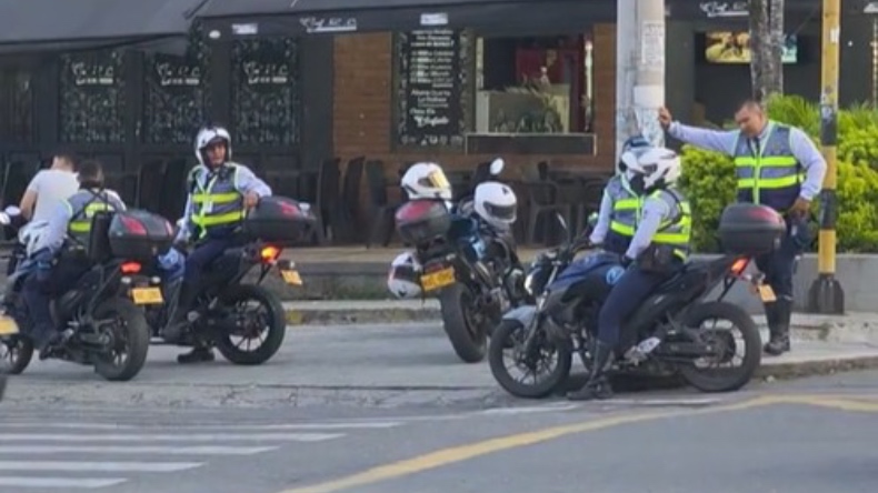 Guardas de Tránsito de Ibagué charlan en pleno caos de movilidad