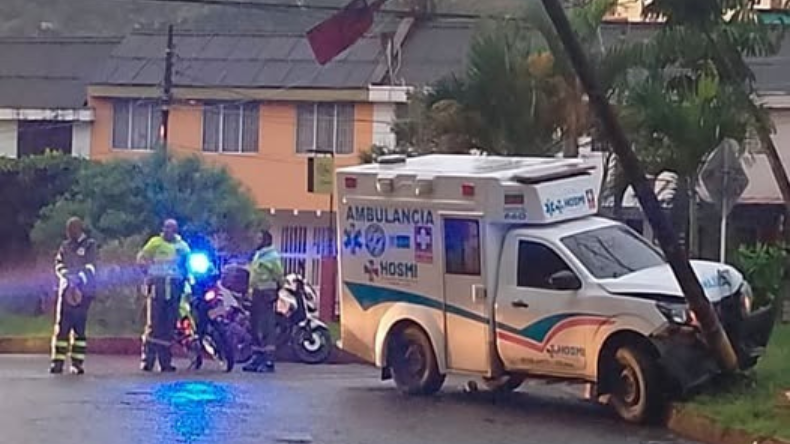 Ambulancia se estrelló contra un poste en Ibagué Ambulancia se estrelló contra un poste en Ibagué