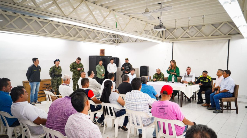 Refuerzan seguridad tras quema de bus en Rovira