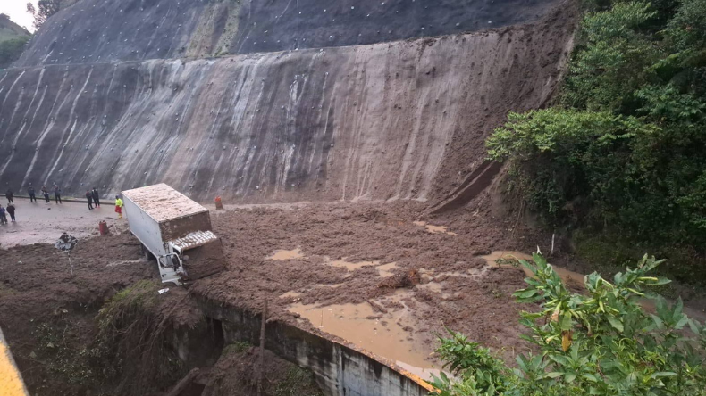 Nuevo derrumbe obliga al cierre total de La Línea Nuevo derrumbe obliga al cierre total de La Línea