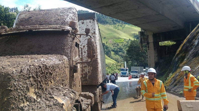 Se cerró nuevamente paso vehicular de Cajamarca hacia el Quindío Se cerró nuevamente paso vehicular de Cajamarca hacia el Quindío