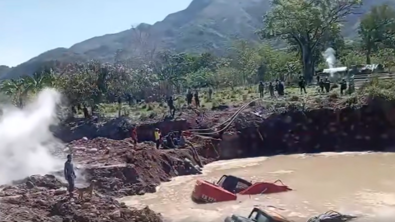 Fuertes disturbios en Ataco por operativo contra la minería ilegal Fuertes disturbios en Ataco por operativo contra la minería ilegal