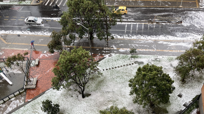 Fuerte granizada en Bogotá cubrió de blanco la ciudad Fuerte granizada en Bogotá cubrió de blanco la ciudad