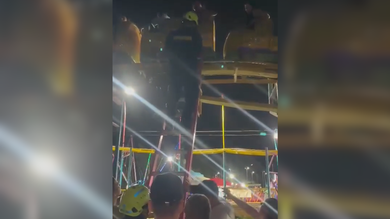 Dos personas quedaron atrapadas en una atracción mecánica Dos personas quedaron atrapadas en una atracción mecánica
