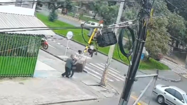 Caída de semáforo en Bogotá puso en riesgo a dos adultos mayores Caída de semáforo en Bogotá puso en riesgo a dos adultos mayores