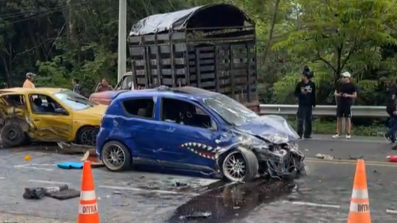 Violento choque múltiple entre Girardot y Ricaurte dejó a dos personas muertas Violento choque múltiple entre Girardot y Ricaurte dejó a dos personas muertas