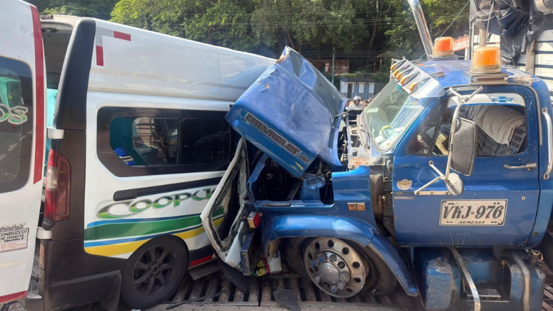 Una mujer murió en un choque entre una tractomula y una buseta en la variante de Honda Una mujer murió en un choque entre una tractomula y una buseta en la variante de Honda