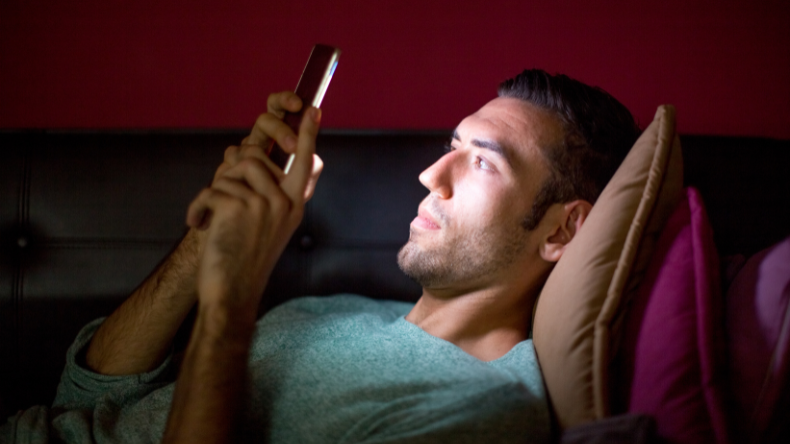 Esto le puede pasar si usa el celular antes de dormir Esto le puede pasar si usa el celular antes de dormir