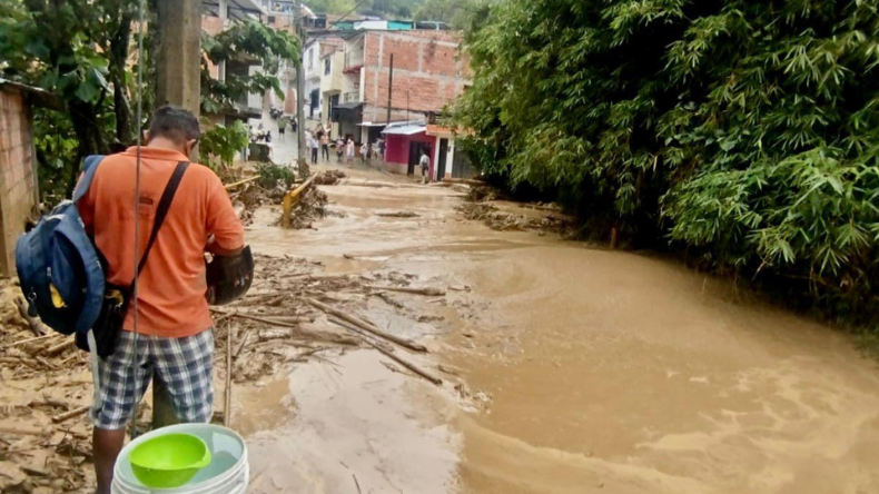 Desbordamiento de una quebrada obligó a evacuar a familias en el sur de Ibagué