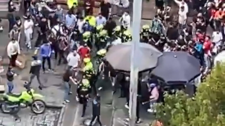 Policía evita linchamiento en centro comercial por presunto fraude Policía evita linchamiento en centro comercial por presunto fraude