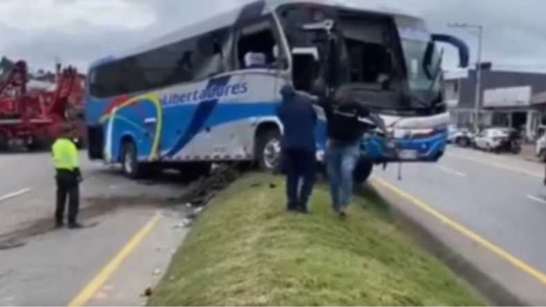Propietario de un bus agredió al conductor tras accidente en Boyacá Propietario de un bus agredió al conductor tras accidente en Boyacá