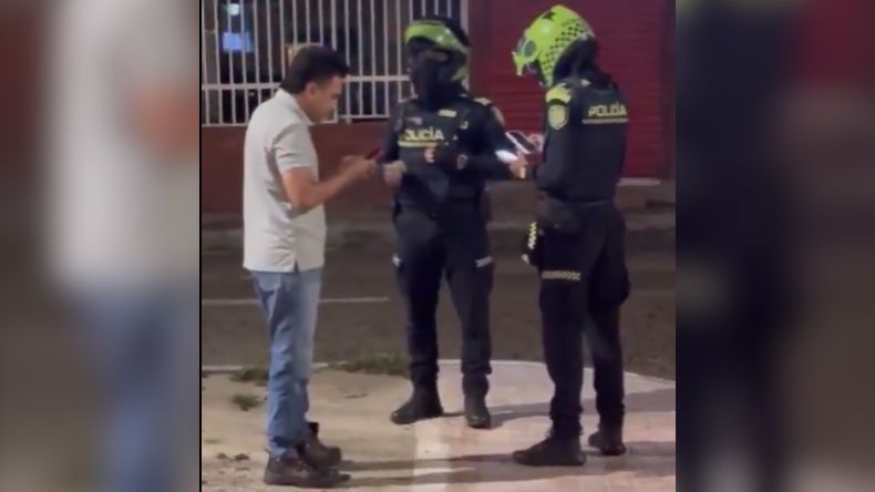 Polémica por multa a conductor que mojó a dos policías Polémica por multa a conductor que mojó a dos policías
