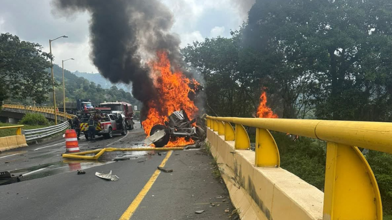 Así está la vía entre Cajamarca y Calarcá tras accidente en el puente helicoidal Así está la vía entre Cajamarca y Calarcá tras accidente en el puente helicoidal