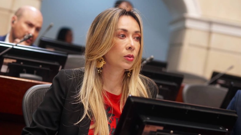 Congresista denuncia “maratón de contratación” del Gobierno antes de la Ley de Garantías Congresista denuncia “maratón de contratación” del Gobierno antes de la Ley de Garantías