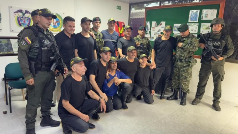 Rescatan a nueve secuestrados encadenados del cuello en el Huila Rescatan a nueve secuestrados encadenados del cuello en el Huila