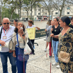 Personas con discapacidad visual protestan frente a la Alcaldía de Ibagué Personas con discapacidad visual protestan frente a la Alcaldía de Ibagué
