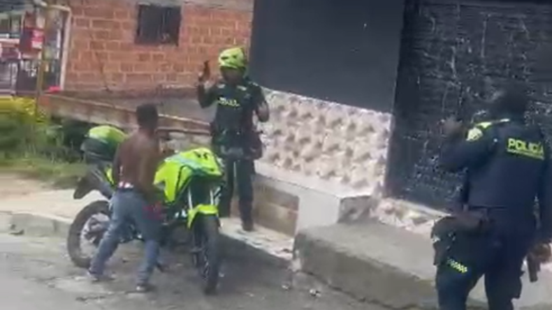 Un hombre murió después de agredir a dos policías Un hombre murió después de agredir a dos policías