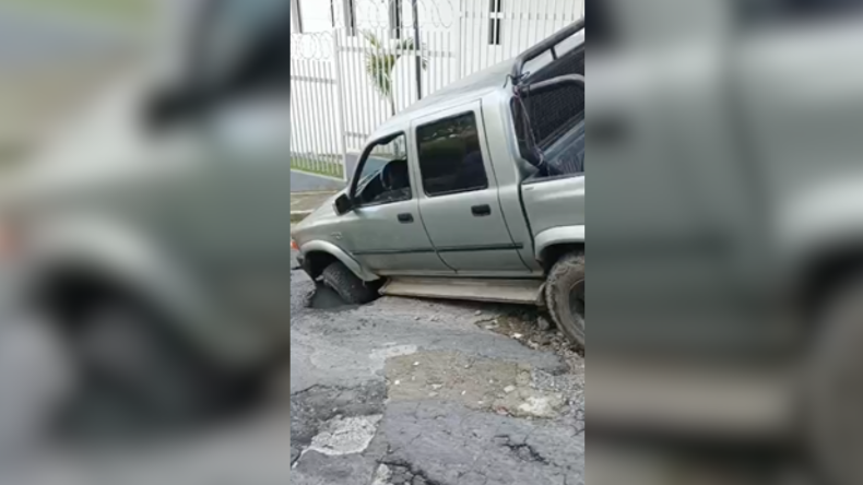 Otra víctima de los huecos: camioneta quedó atrapada en Piedra Pintada Otra víctima de los huecos: camioneta quedó atrapada en Piedra Pintada