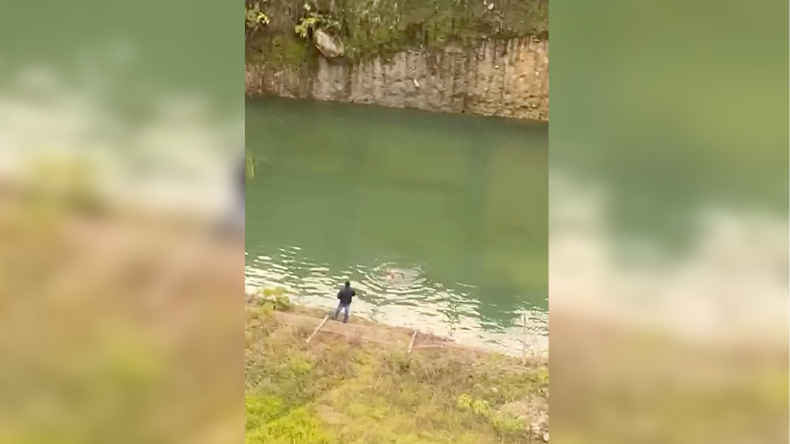 Agua estancada frente al San Simón desata alerta sanitaria Agua estancada frente al San Simón desata alerta sanitaria