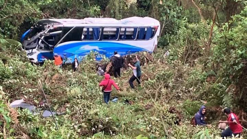 Un muerto y ocho heridos tras caída de bus de Copetrán a un abismo Un muerto y ocho heridos tras caída de bus de Copetrán a un abismo