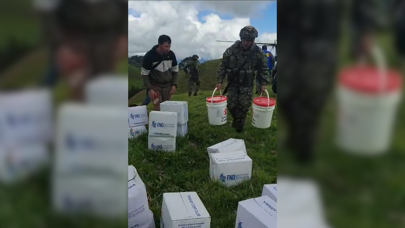 Entregan ayudas vía aérea a familias incomunicadas en Villahermosa Entregan ayudas vía aérea a familias incomunicadas en Villahermosa