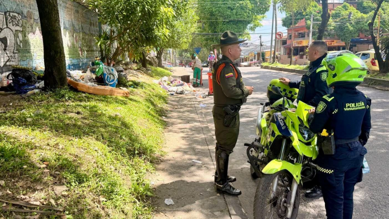 Autoridades intervienen punto crítico de basuras en la avenida Guabinal Autoridades intervienen punto crítico de basuras en la avenida Guabinal