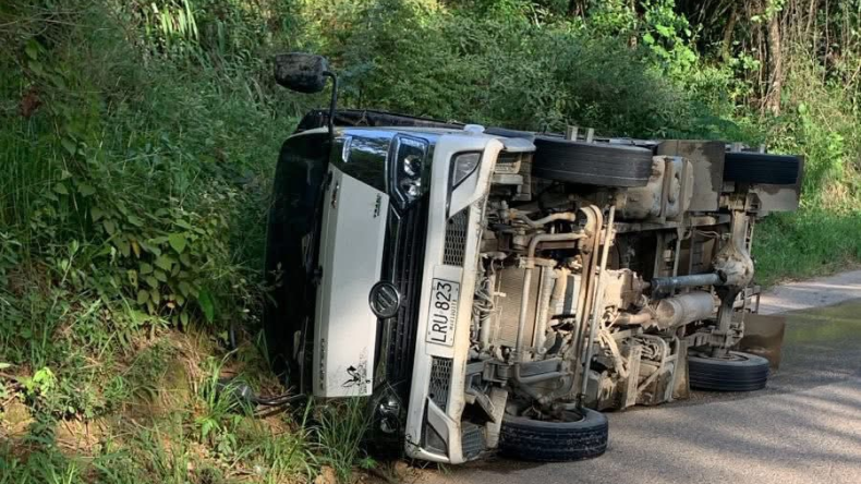 Camión de carga pesada se volcó en la vía Chaparral – Ríoblanco Camión de carga pesada se volcó en la vía Chaparral – Ríoblanco