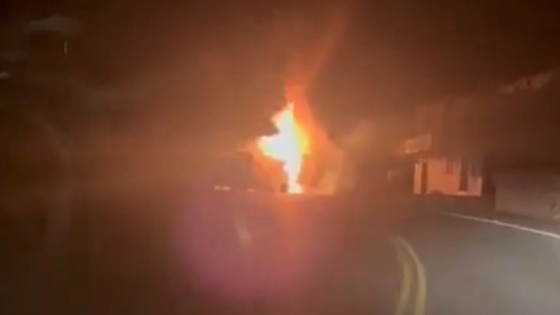 ELN instaló retén ilegal y quemó bus en Antioquia ELN instaló retén ilegal y quemó bus en Antioquia