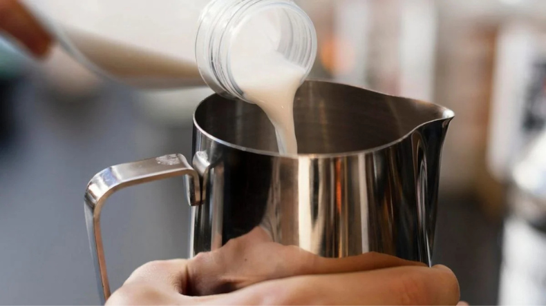 Cuatro empresas sancionadas por engañar a consumidores con leche adulterada