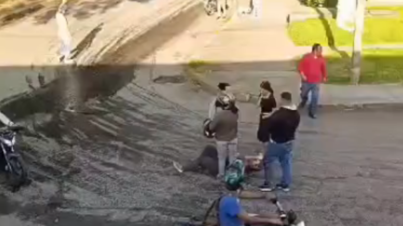 Derrame de ACPM en Las Brisas provocó caídas de motociclistas Derrame de ACPM en Las Brisas provocó caídas de motociclistas