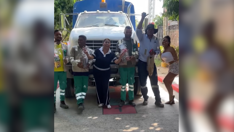 Docente comparte almuerzo navideño con recolectores de basura Docente comparte almuerzo navideño con recolectores de basura