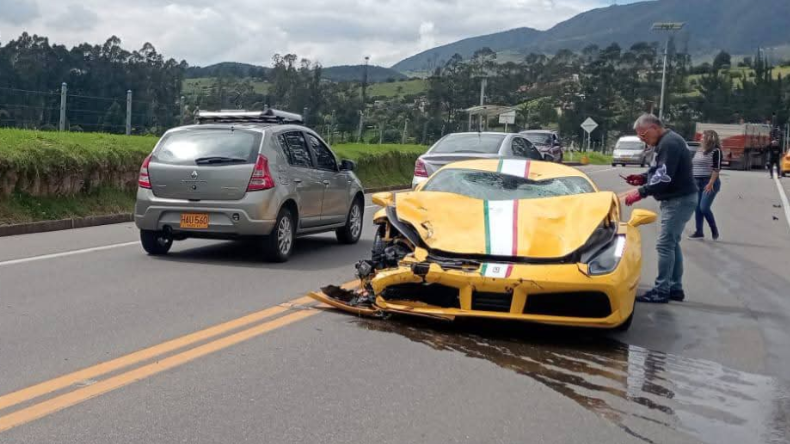 Así ocurrió el impacto entre el Ferrari de $1.500 millones y la moto en La Calera