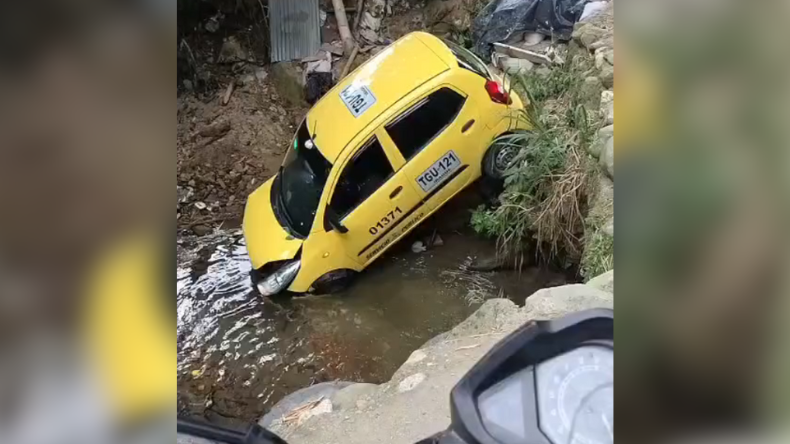 Taxi cayó a una quebrada en el barrio Ecoparaíso de Ibagué Taxi cayó a una quebrada en el barrio Ecoparaíso de Ibagué