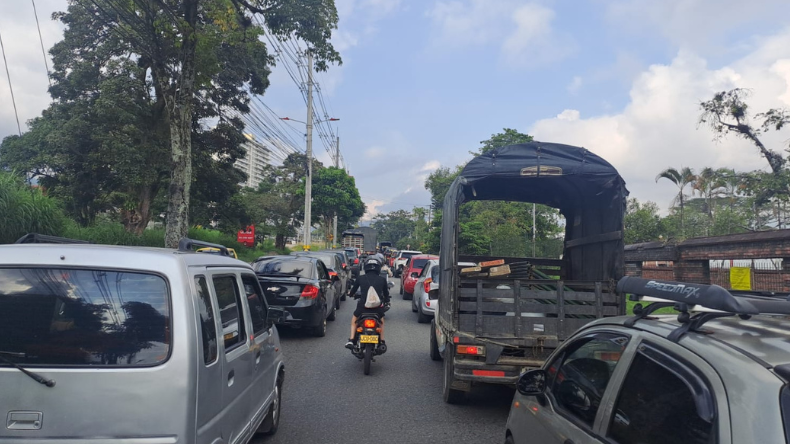 Reportan congestión vehicular en la avenida Mirolindo Reportan congestión vehicular en la avenida Mirolindo