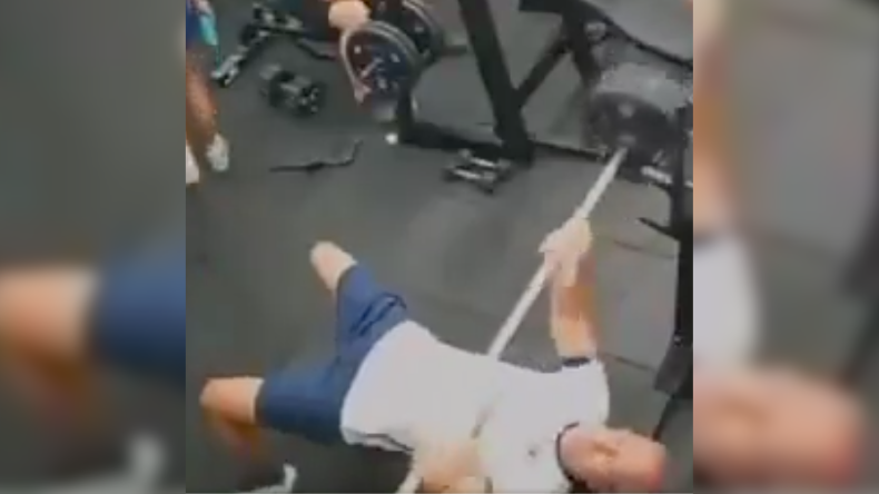 Hombre falleció al ser golpeado por la barra de un gimnasio