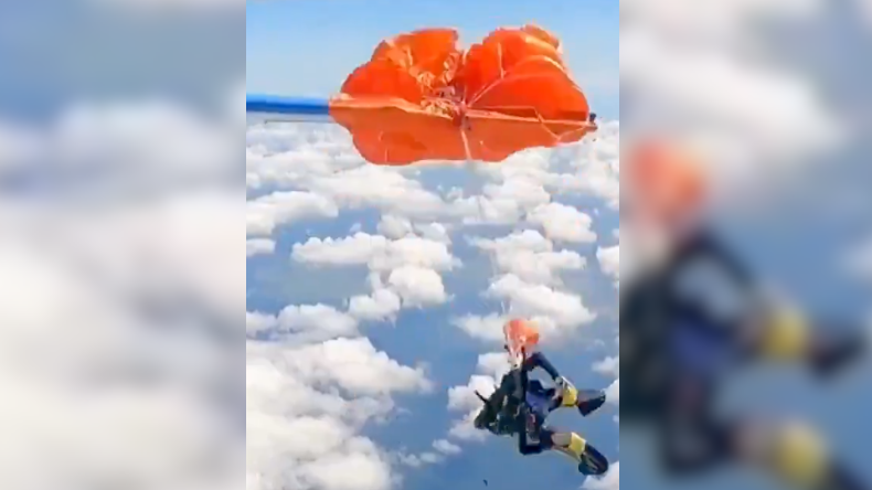 Paracaidista sobrevive tras quedar colgado del ala de un avión Paracaidista sobrevive tras quedar colgado del ala de un avión