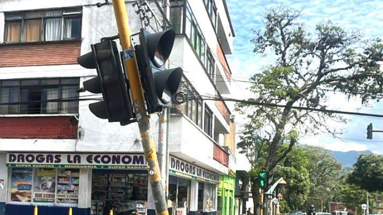 Reportan cierre temporal en la carrera Cuarta por daño en semáforo Reportan cierre temporal en la carrera Cuarta por daño en semáforo