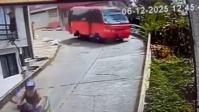 Buseta sin frenos casi cae a un abismo en Ibagué