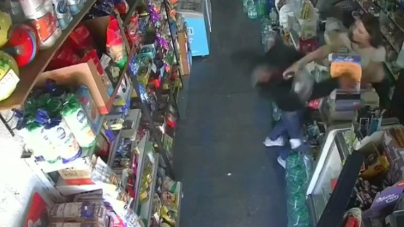 Con golpes y una patada, vendedora impidió robo en un supermercado Con golpes y una patada, vendedora impidió robo en un supermercado