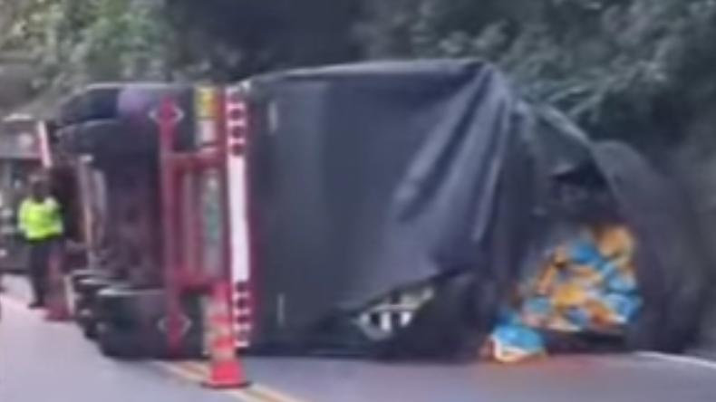 Paso restringido en la vía Cajamarca–Ibagué por volcamiento de vehículo de carga Paso restringido en la vía Cajamarca–Ibagué por volcamiento de vehículo de carga