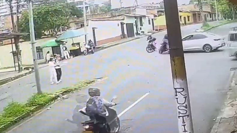 Periodista de RCN sufre accidente en moto en la avenida Guabinal Periodista de RCN sufre accidente en moto en la avenida Guabinal