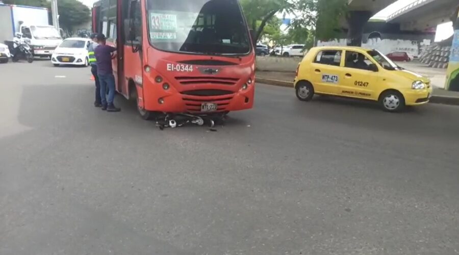 Fuerte choque entre una buseta y una bicicleta en la glorieta del Éxito
