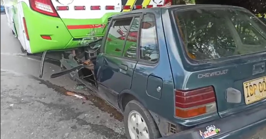 Vehículo quedó debajo de un bus en la vía al aeropuerto de Ibagué Vehículo quedó debajo de un bus en la vía al aeropuerto de Ibagué