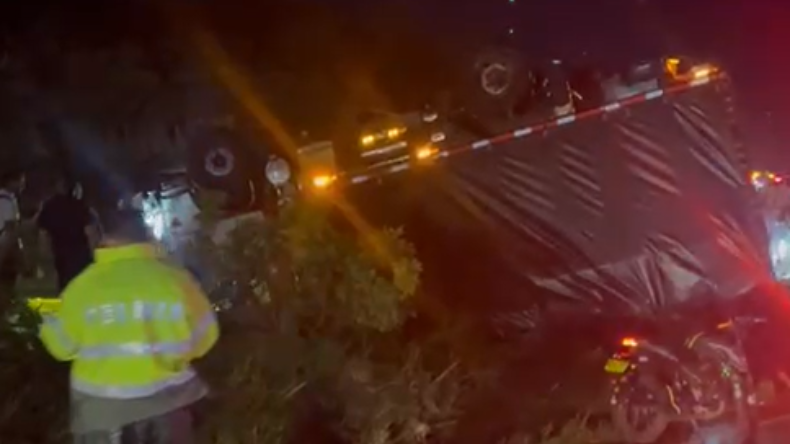 Camión se volcó en la variante de Ibagué