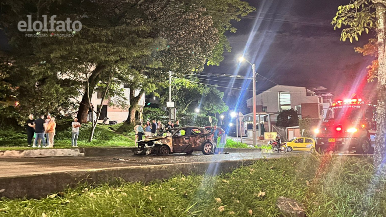 Vehículo que se incendió en la avenida Ambalá pertenecía a un periodista Vehículo que se incendió en la avenida Ambalá pertenecía a un periodista