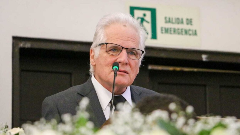 Padre de Miguel Uribe atribuye presiones del partido a la muerte de su hijo Padre de Miguel Uribe atribuye presiones del partido a la muerte de su hijo