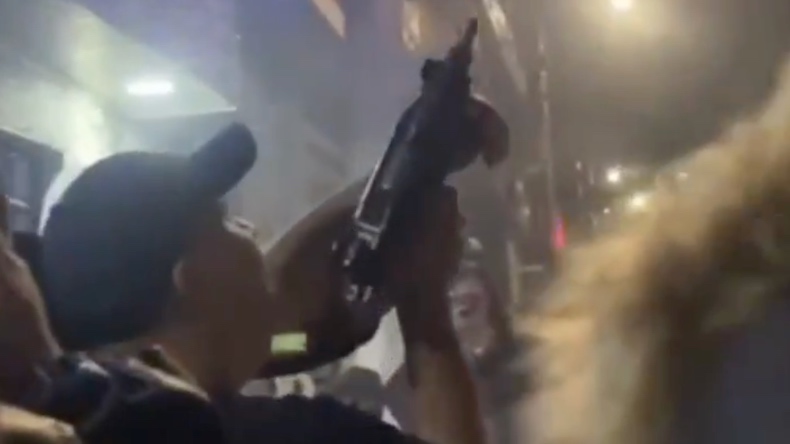 Hombre fue grabado disparando al aire con subametralladora en Bogotá Hombre fue grabado disparando al aire con subametralladora en Bogotá