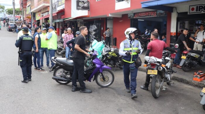 Andenes convertidos en talleres y parqueaderos en la calle 24 de Ibagué
