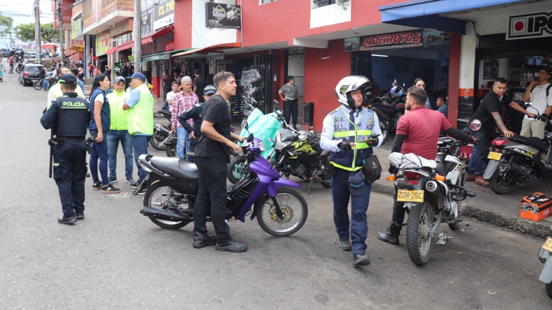 Andenes convertidos en talleres y parqueaderos en la calle 24 de Ibagué